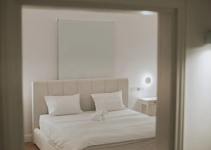 Willa Hyperion Boutique *